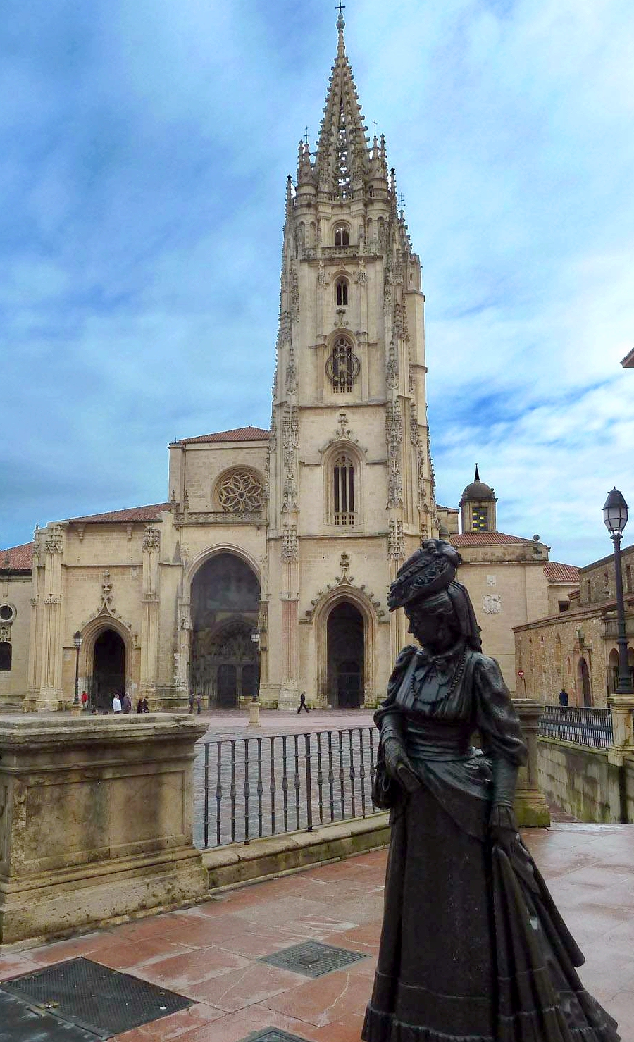 Catedral_de_Oviedo_y_escultura_de_La_Regenta.jpg